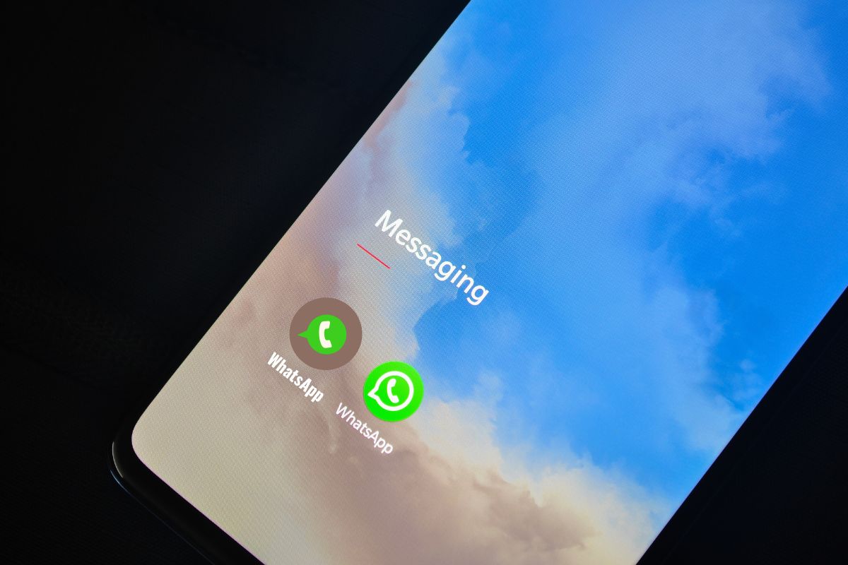 Pantalla de movil con dos iconos de whatsapp cómo usar WhatsClone