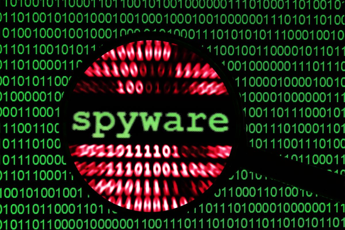 pantalla hackeada con lupa sobre la palabra spyware qué es un programa espía