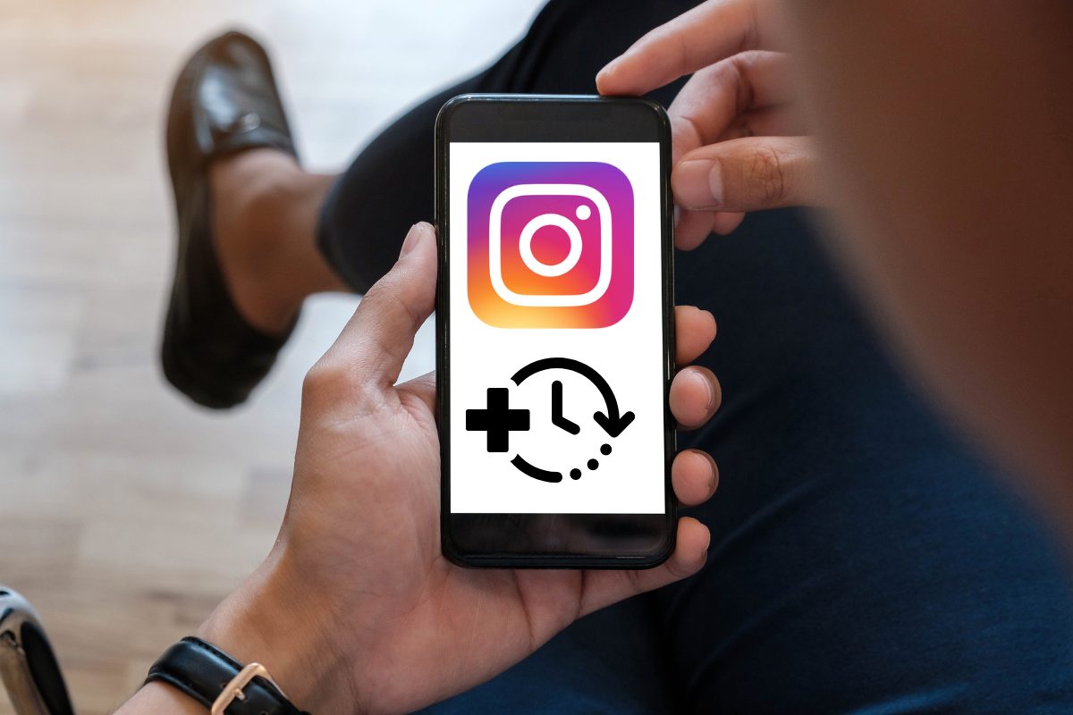 un hombre sostiene un telefono con icono de instagram y un reloj intentando recuperar conversaciones de instagram