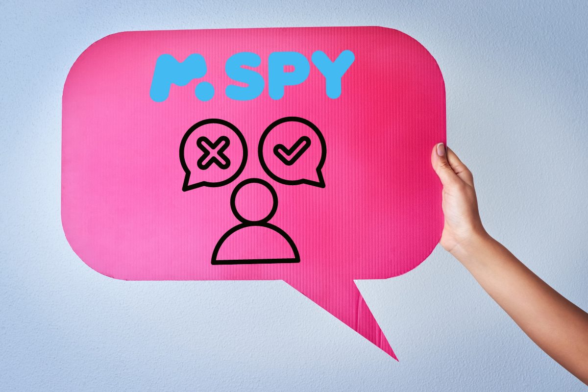 Persona sosteniendo cartel con logo de mSpy